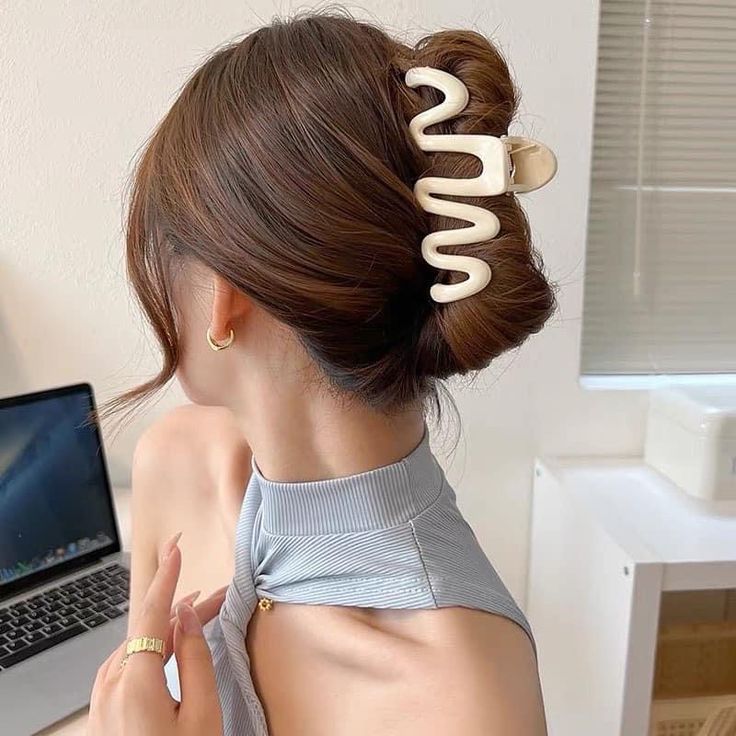 Elegant Wave Line Claw Clips