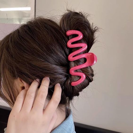 Elegant Wave Line Claw Clips