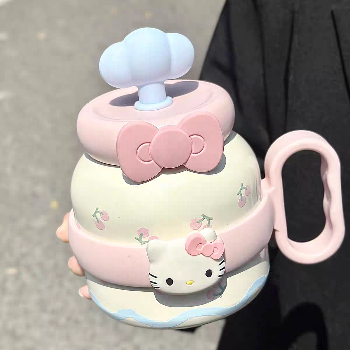 Hello Kitty Large-capacity Insulated tumbler with strainer - Preorder