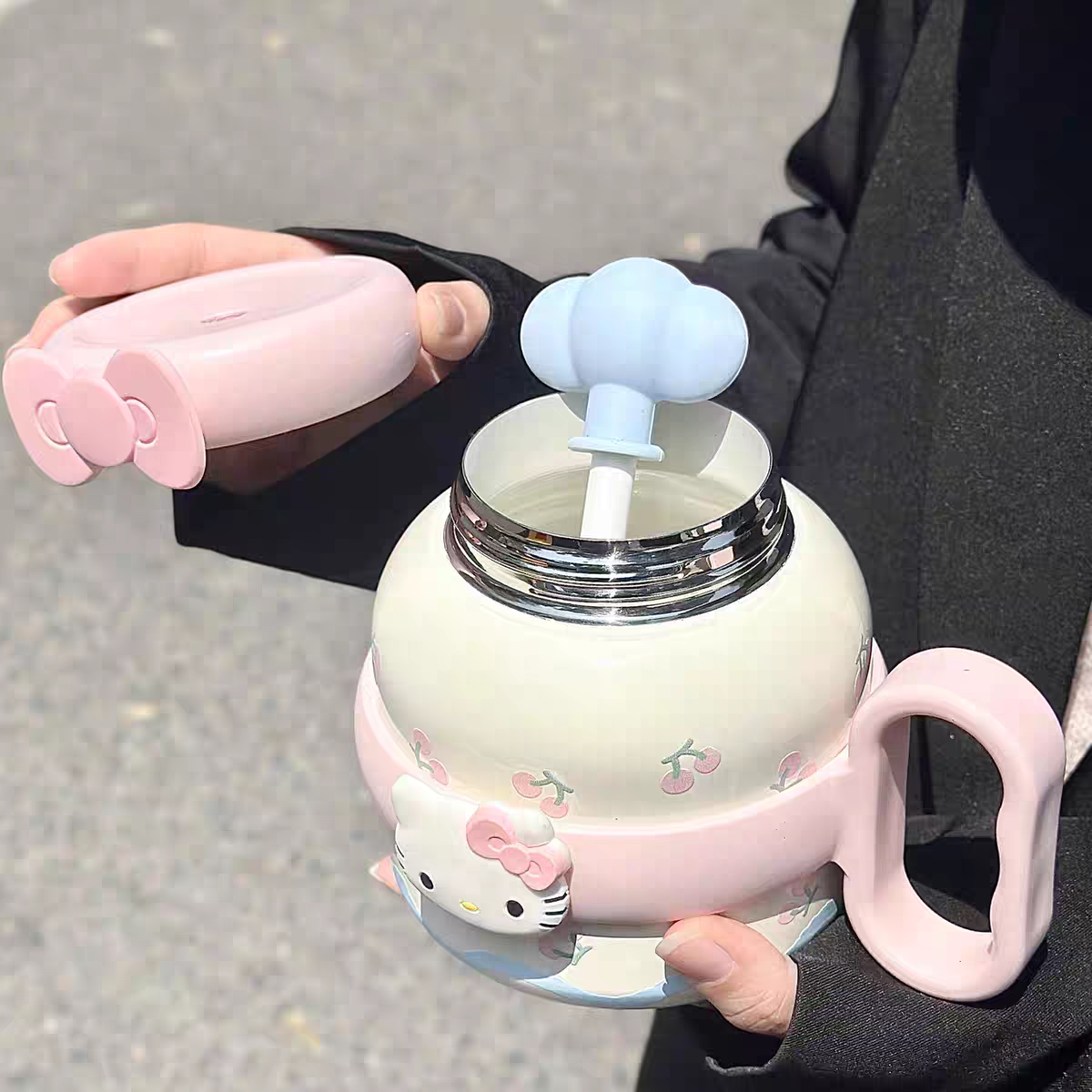 Hello Kitty Large-capacity Insulated tumbler with strainer - Preorder