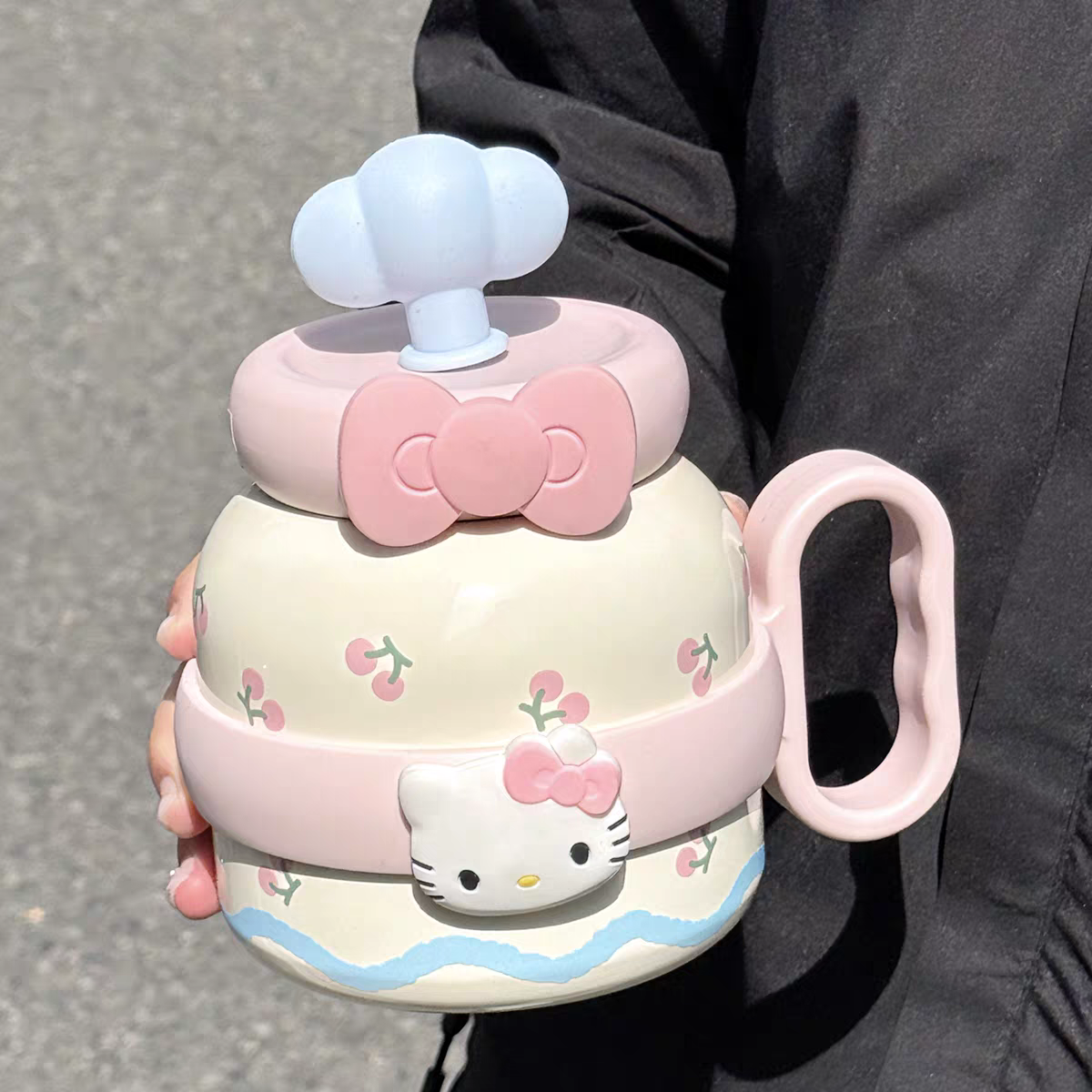 Hello Kitty Large-capacity Insulated tumbler with strainer - Preorder