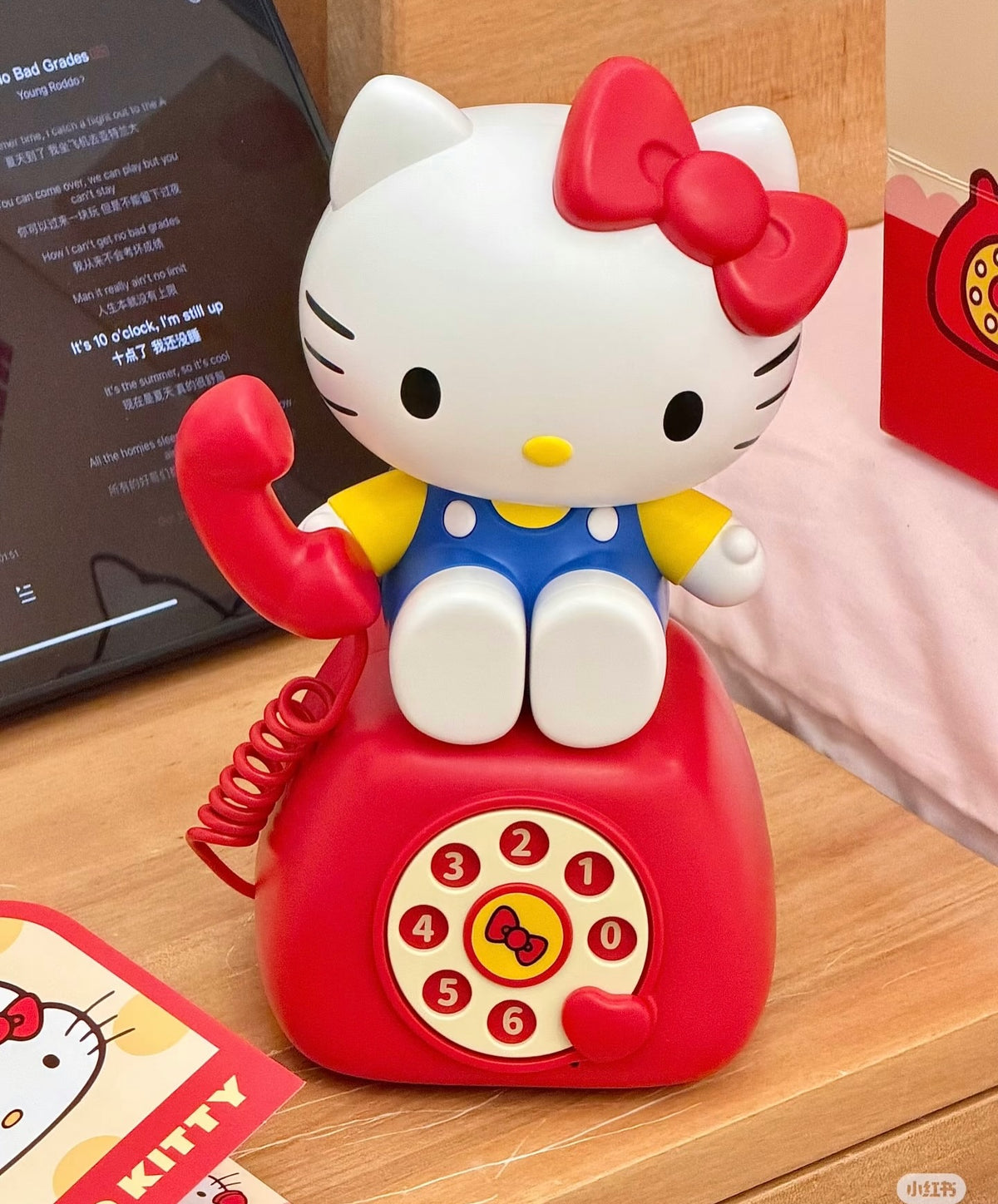 Hello Kitty Retro Telephone Shake-Head Bluetooth Speaker - Wireless