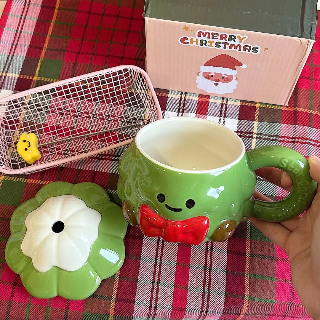 Christmas Tree-Shaped Ceramic Mug With Lid