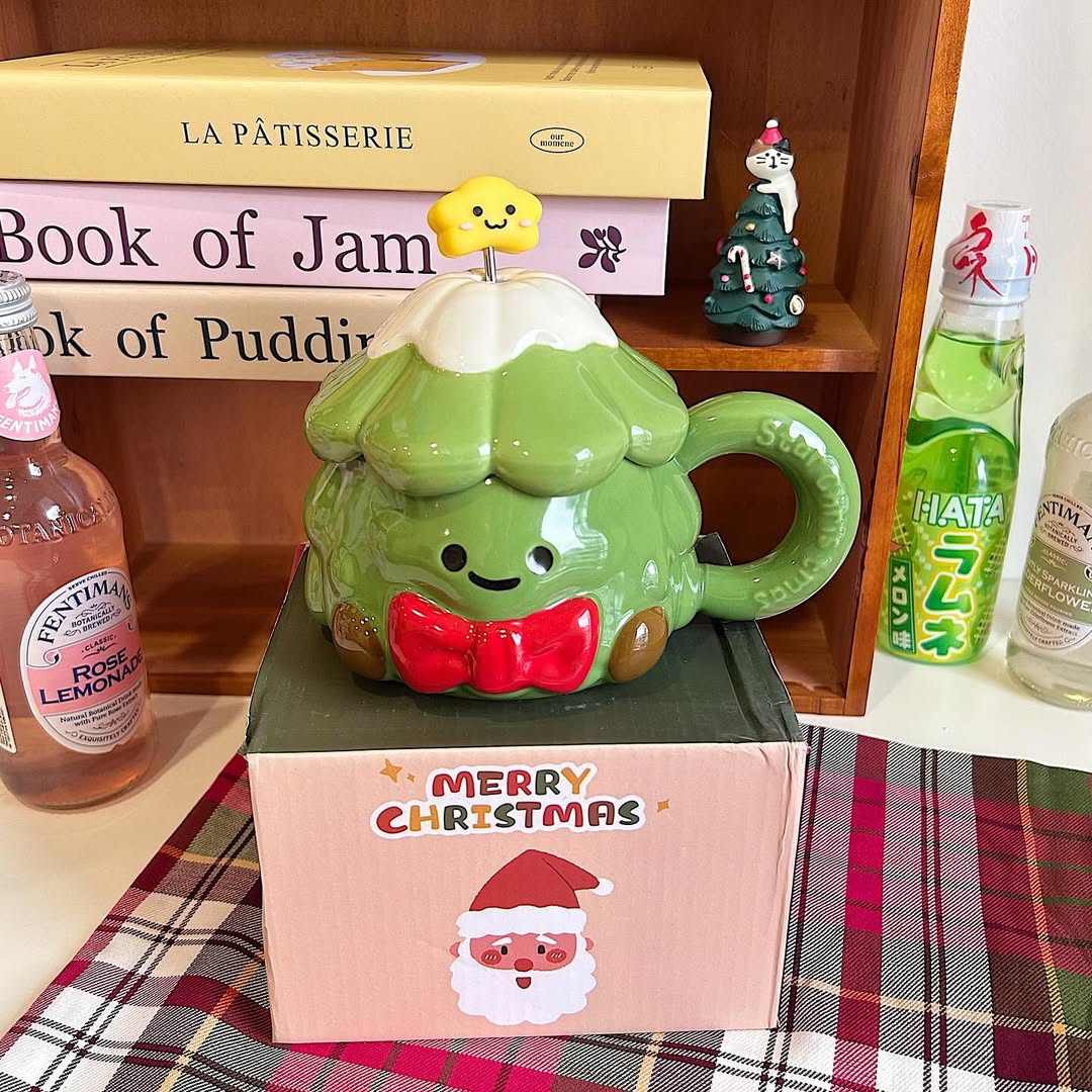 Christmas Tree-Shaped Ceramic Mug With Lid