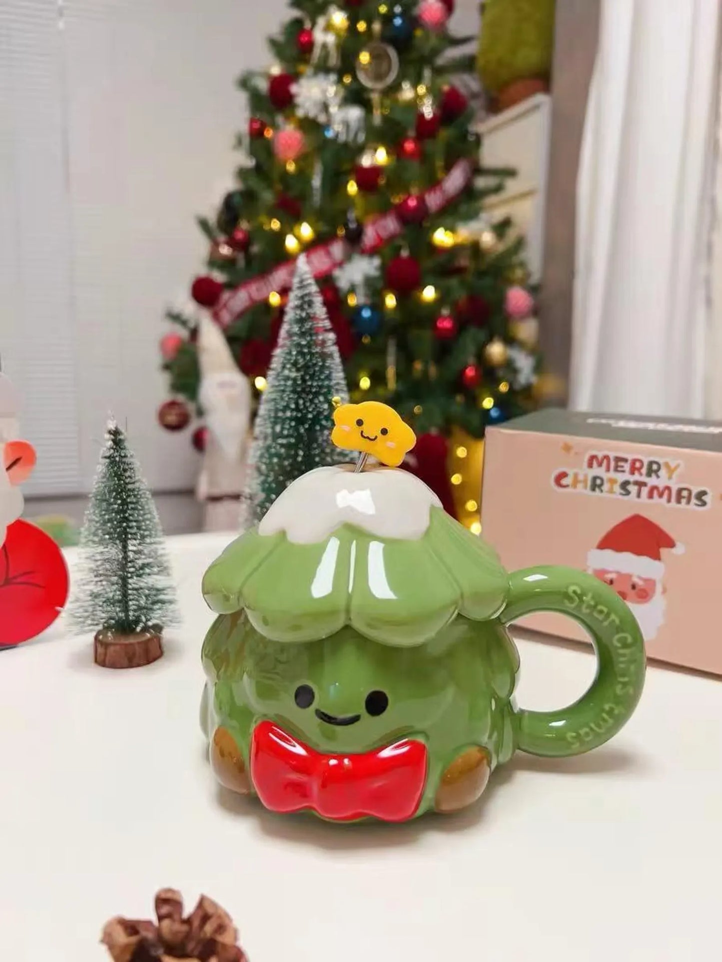 Christmas Tree-Shaped Ceramic Mug With Lid
